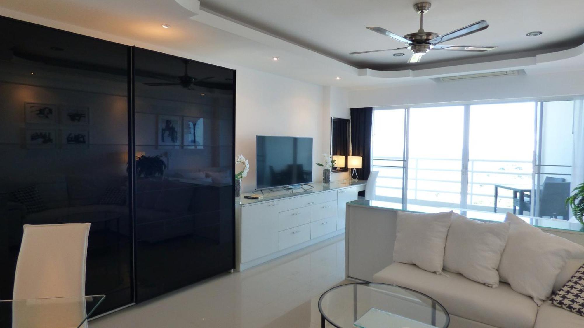 Beautiful Sea View Front Apartment Pattaya