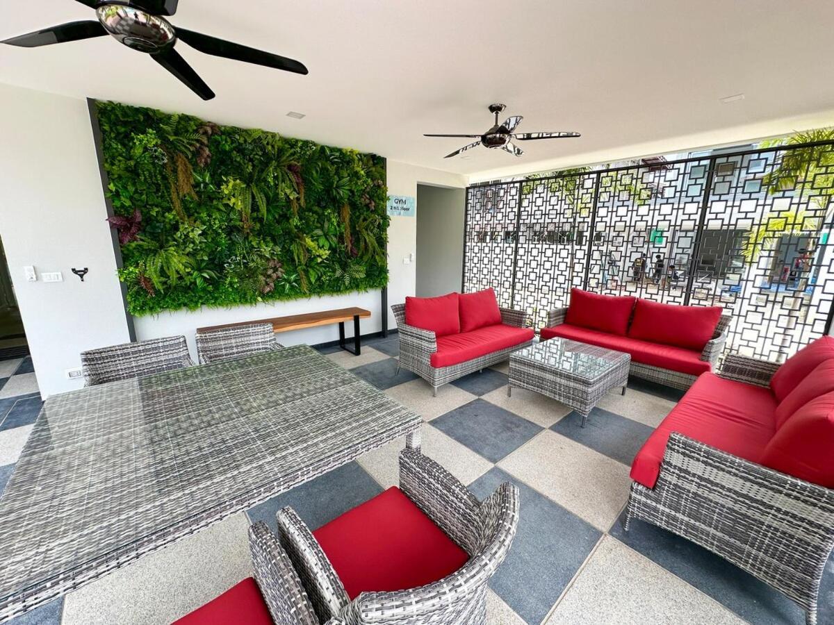 Super Luxury 3 Bedroom Private Pool With Jacuzzi, Near 711, 10 Minutes To Walking Street And - Mt8 Villa Pattaya