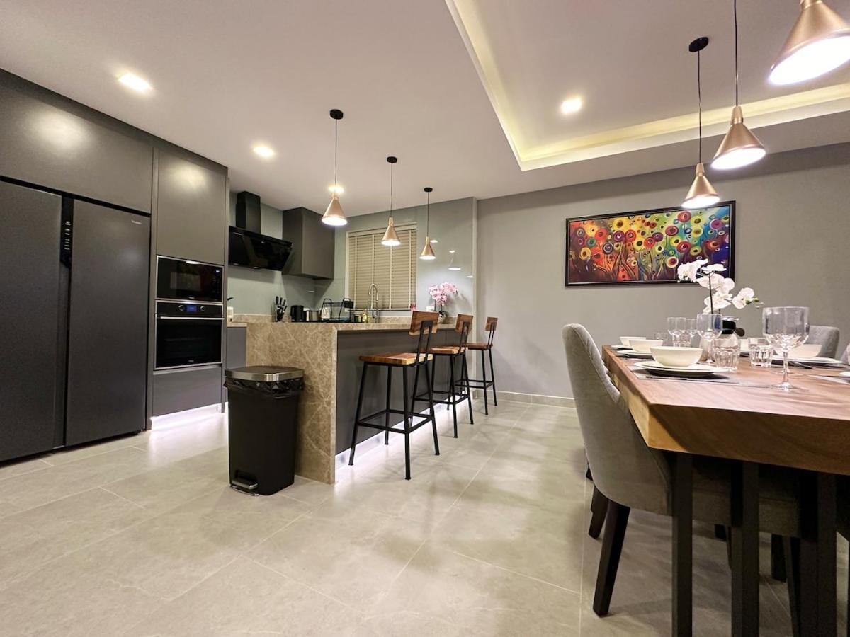 Super Luxury 3 Bedroom Private Pool With Jacuzzi, Near 711, 10 Minutes To Walking Street And - Mt8