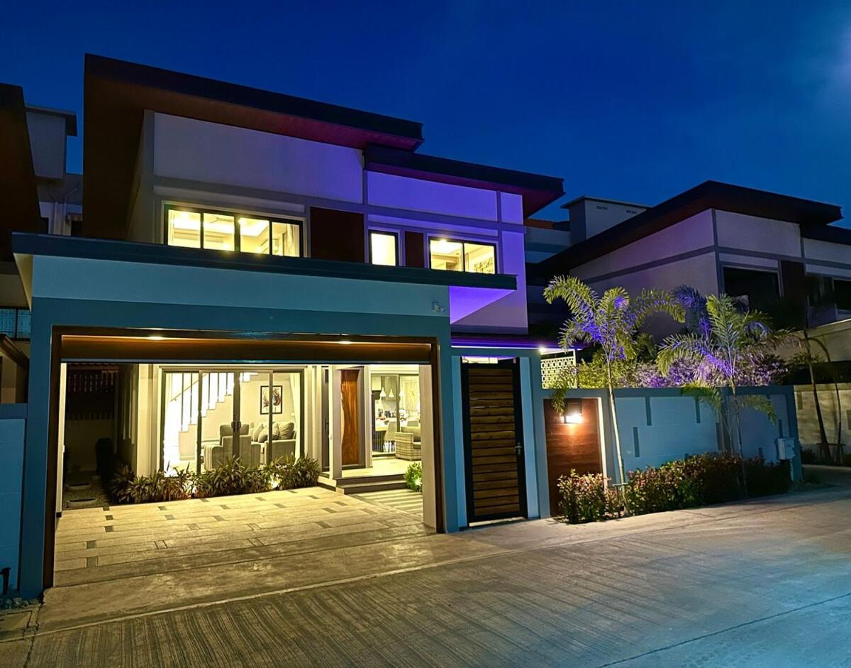 Super Luxury 3 Bedroom Private Pool With Jacuzzi, Near 711, 10 Minutes To Walking Street And - Mt8 Villa Pattaya