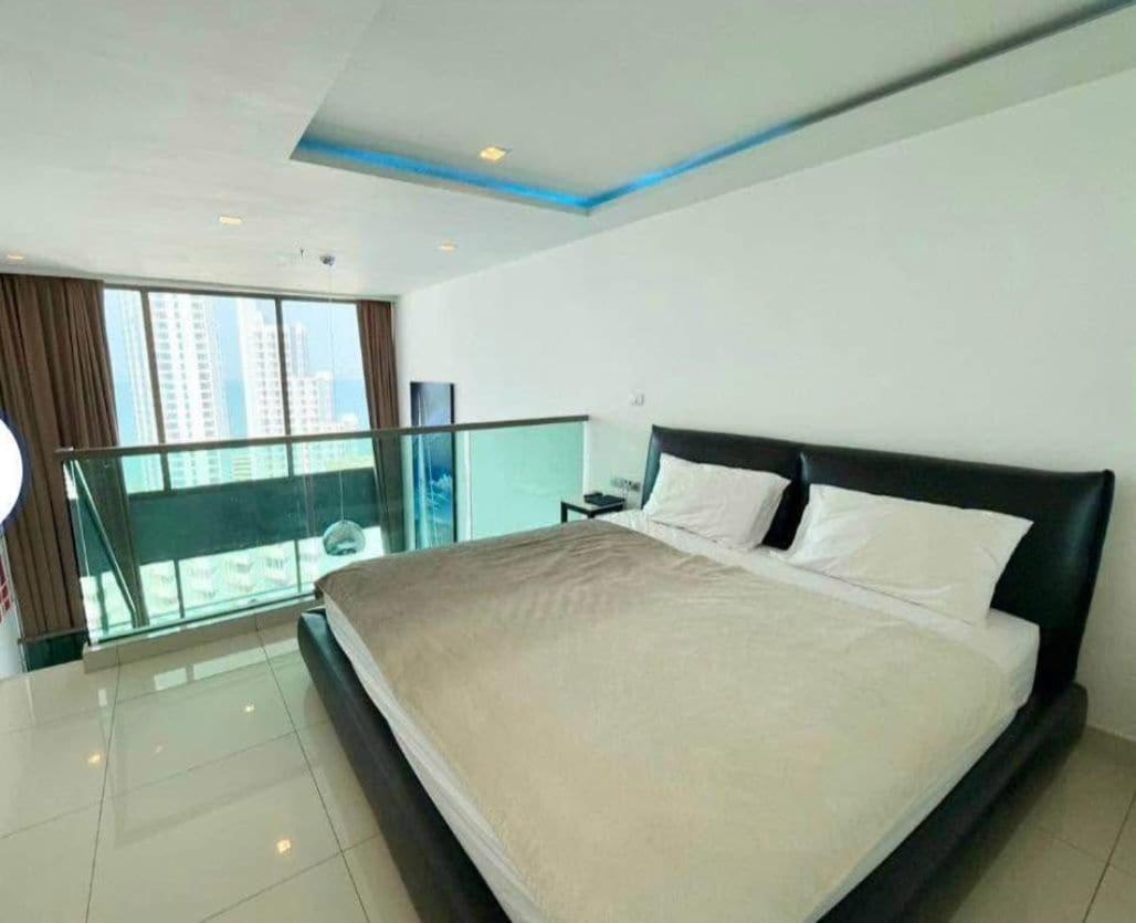 Beachfront Rooftop Pool Escape Apartment *