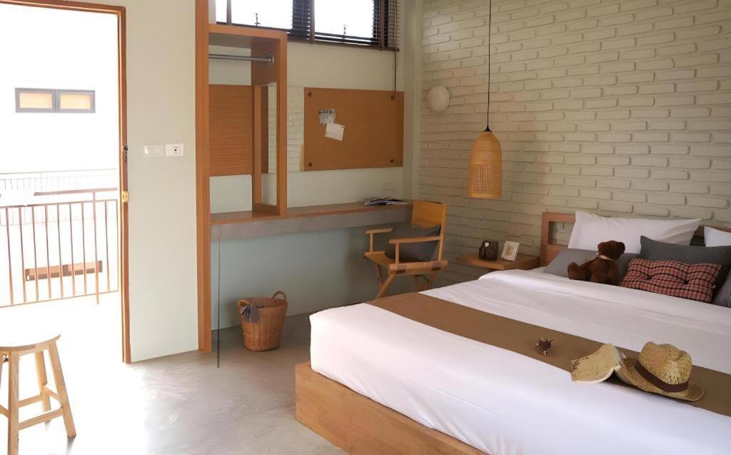 Hotel Yellow Moon