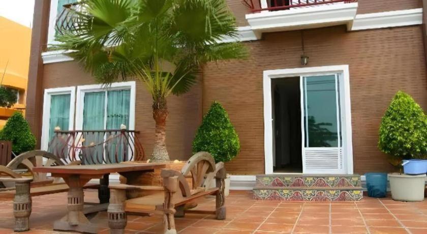 Red Balcony Hotel 2*