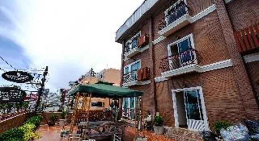 Hotel Red Balcony 2*