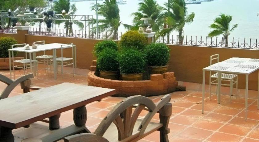 Hotel Red Balcony Pattaya