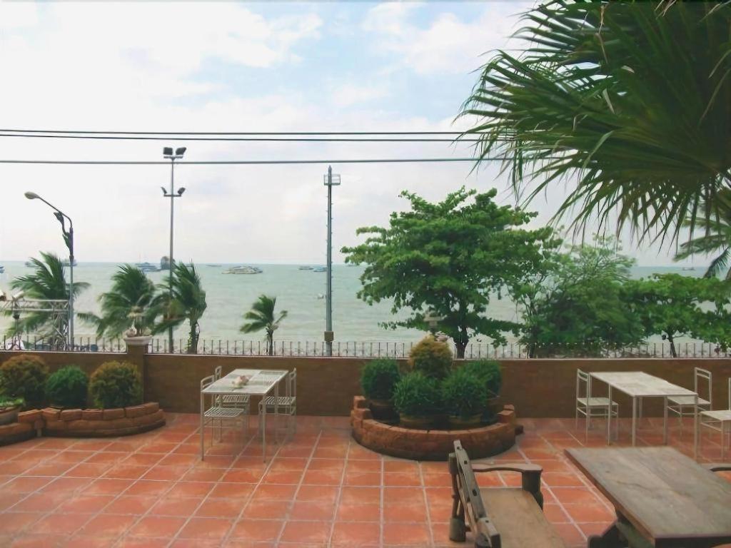 Hotel Red Balcony 2*