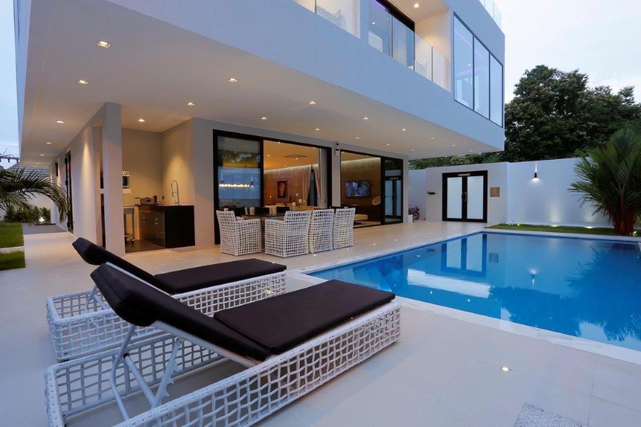 Near & Walk Street Luxury Villa