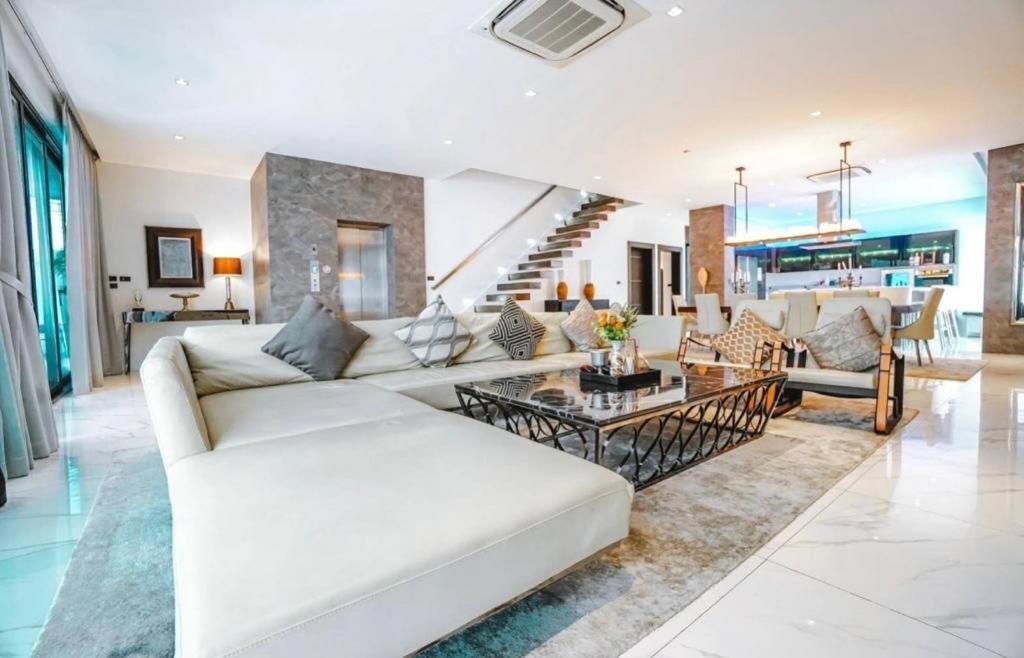 Near & Walk Street Luxury Villa Pattaya