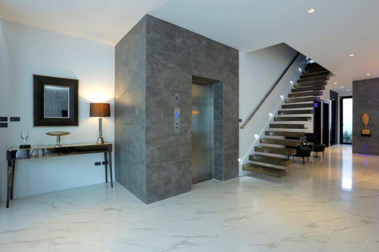 Near & Walk Street Luxury Villa Pattaya
