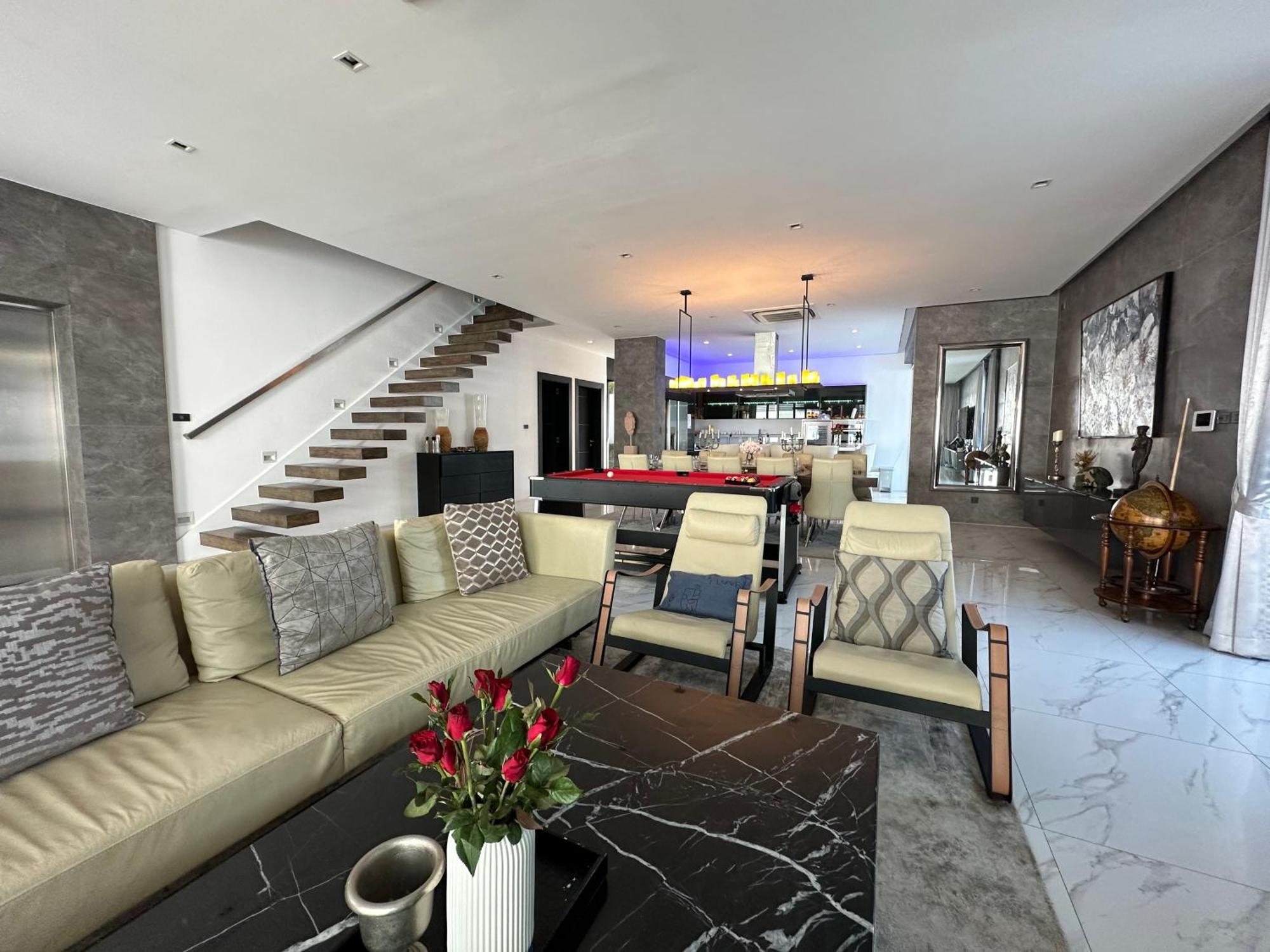 Near & Walk Street Luxury Villa Pattaya