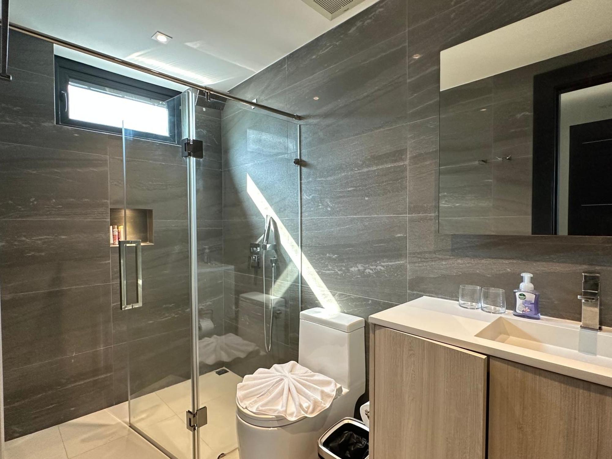 Near & Walk Street Luxury Villa Pattaya