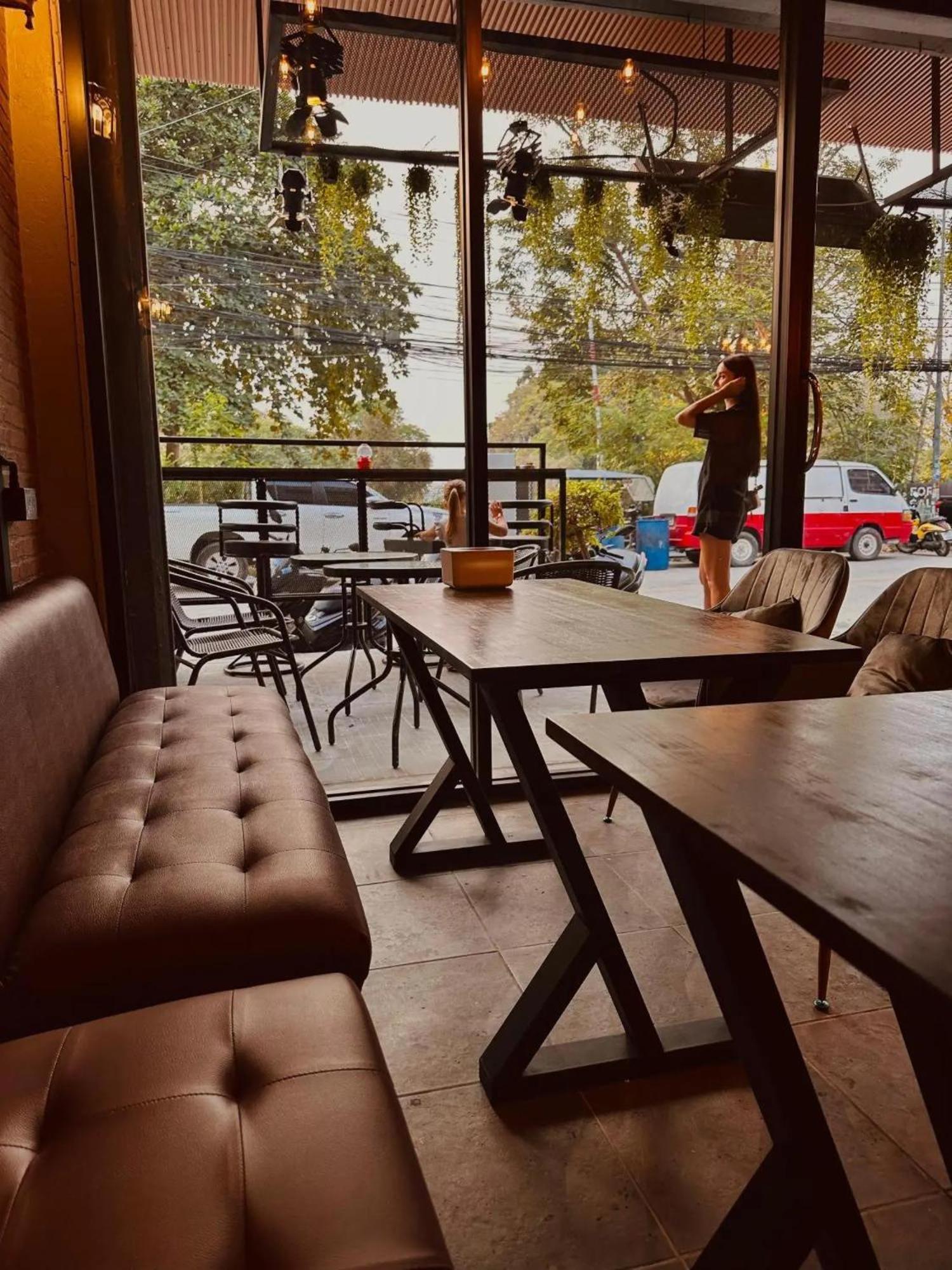 Friends Station & Cafe