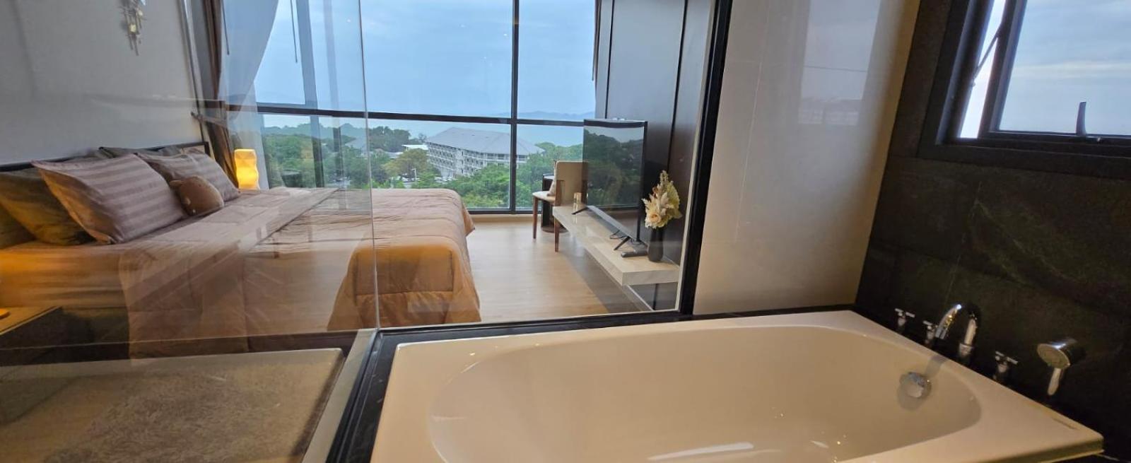 Sea View 2 Bed Luxury - Perfect Location *