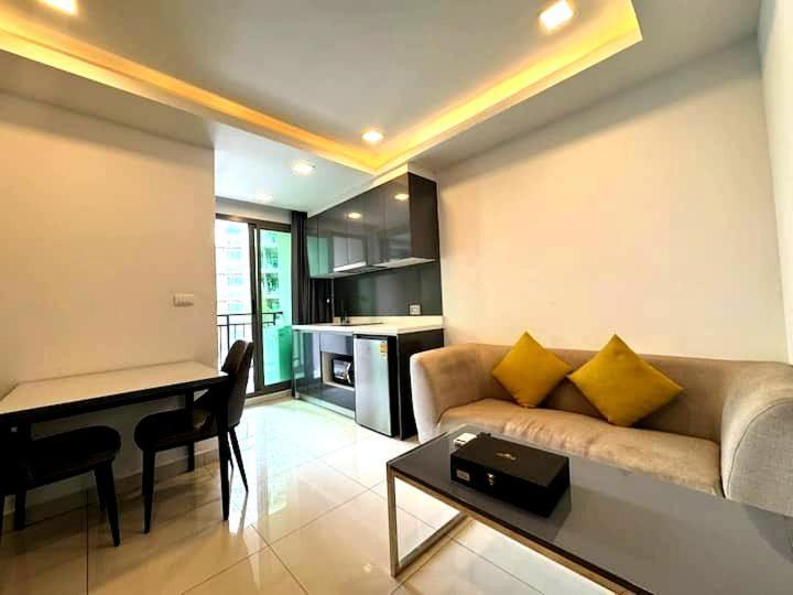 Modern 1-bedroom With Pool View Arcadia Continental