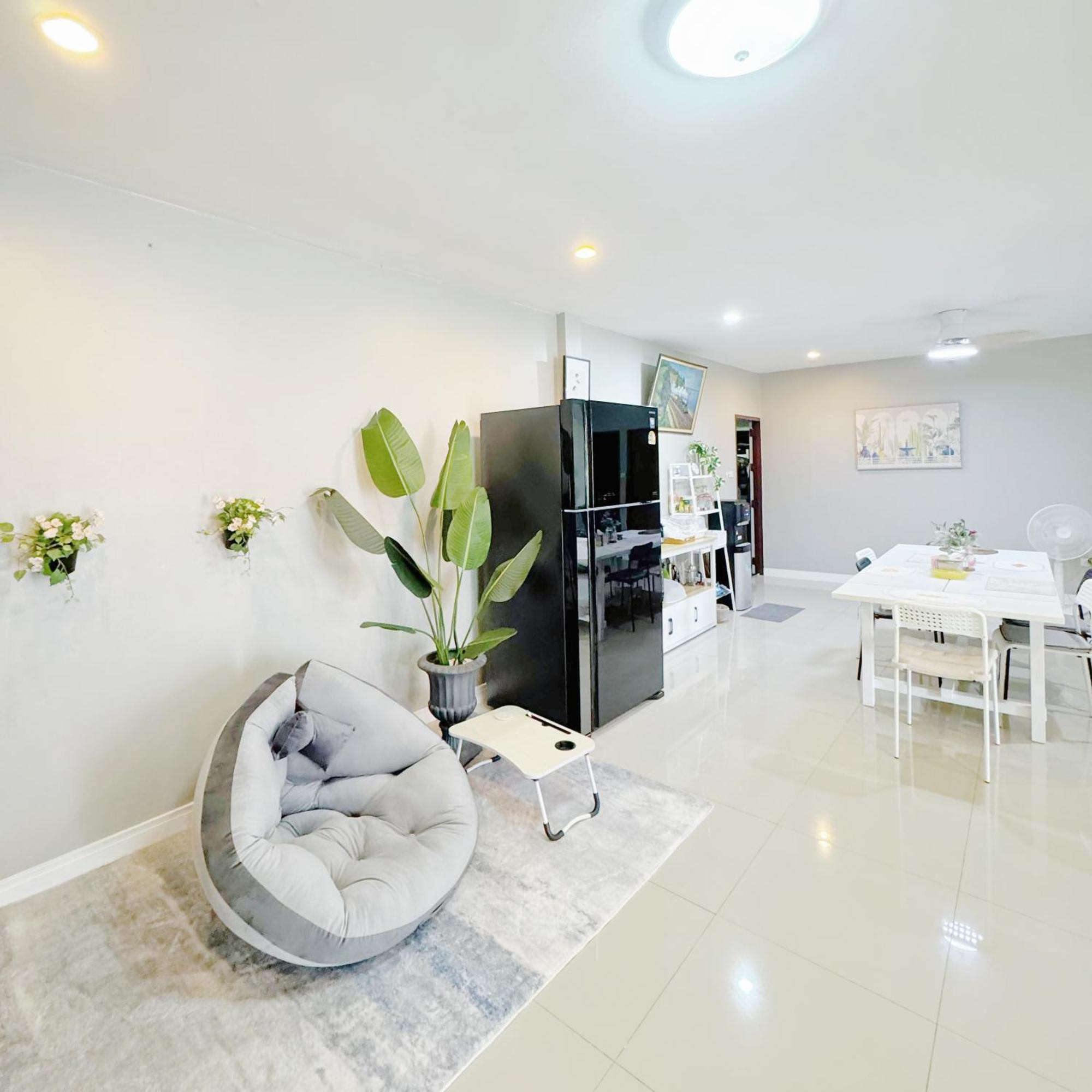 Sun And Moon House * Pattaya
