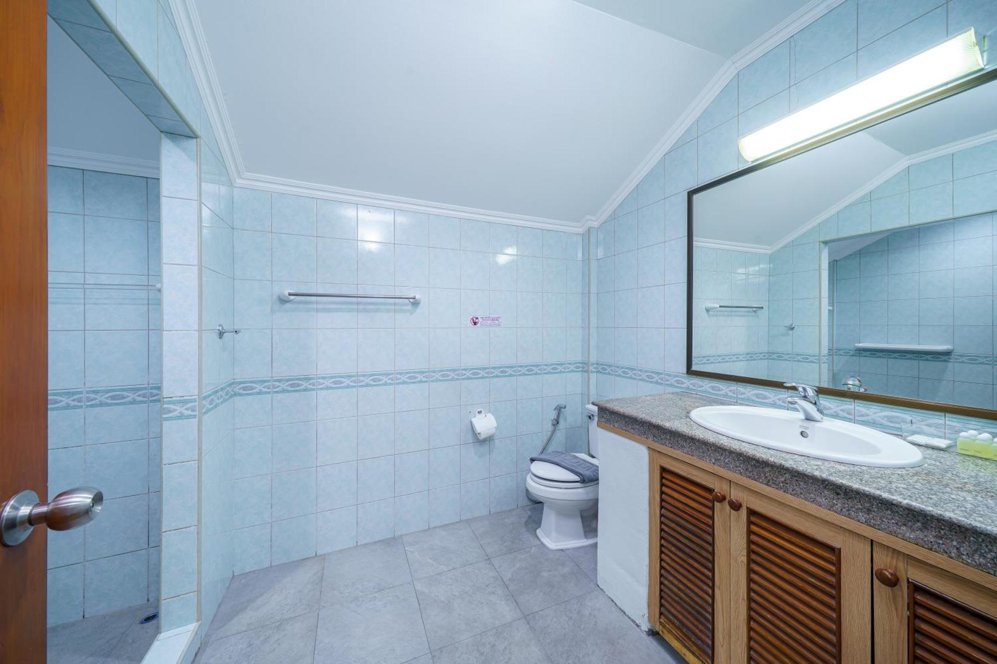 Cozy Gray Garden Villa Pattaya