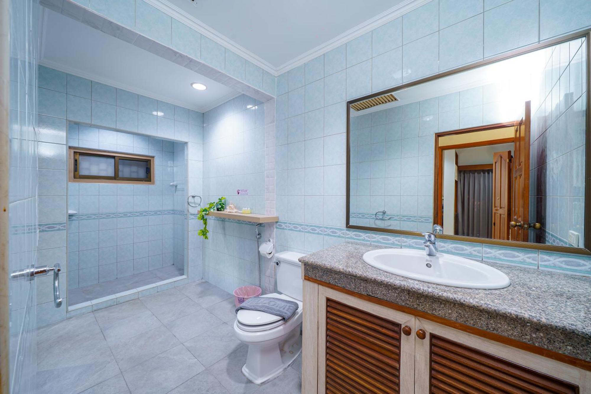 Cozy Gray Garden Villa Pattaya