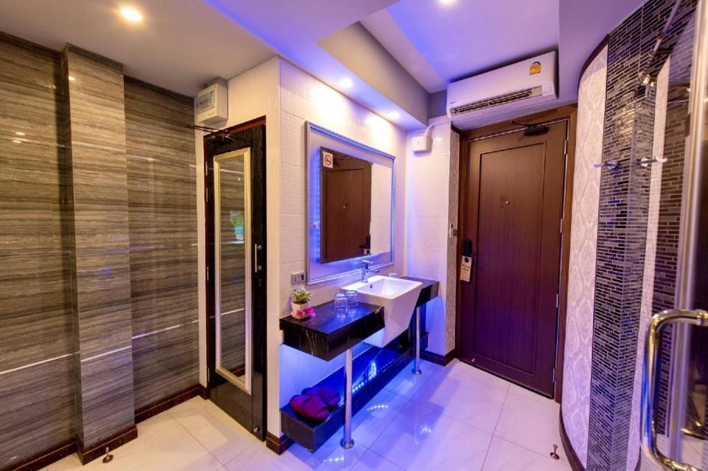 The Globe Hotel, Bar & Restaurant Hotel