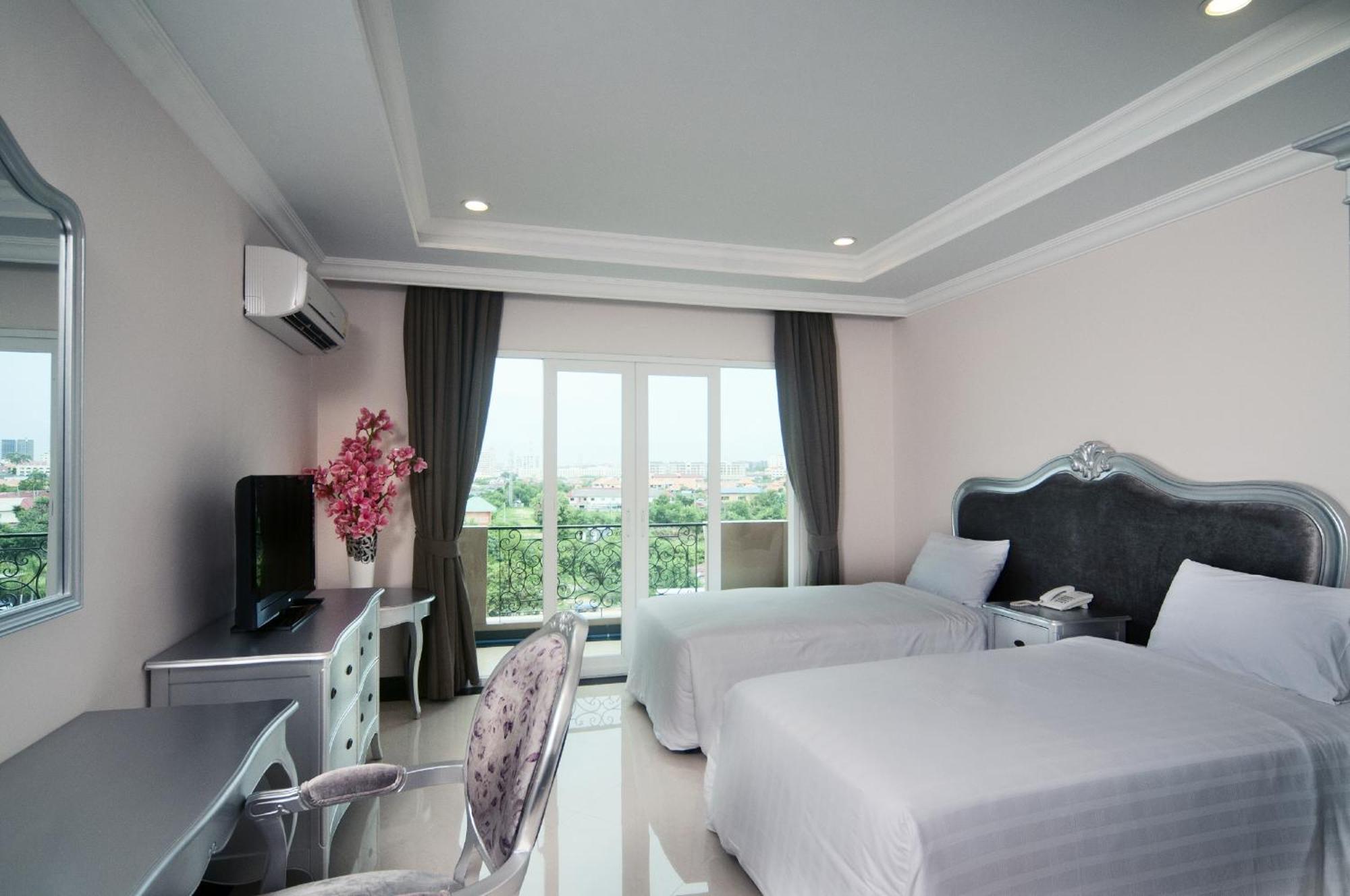 Lk Grand Living Place Hotel