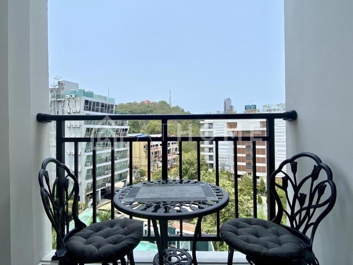 1-bedroom Arcadia Center 702 *