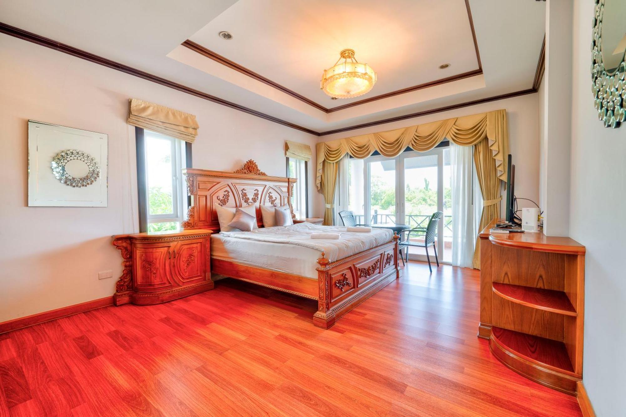 Villa Nautica - Unique Boathouse 4br Pool *