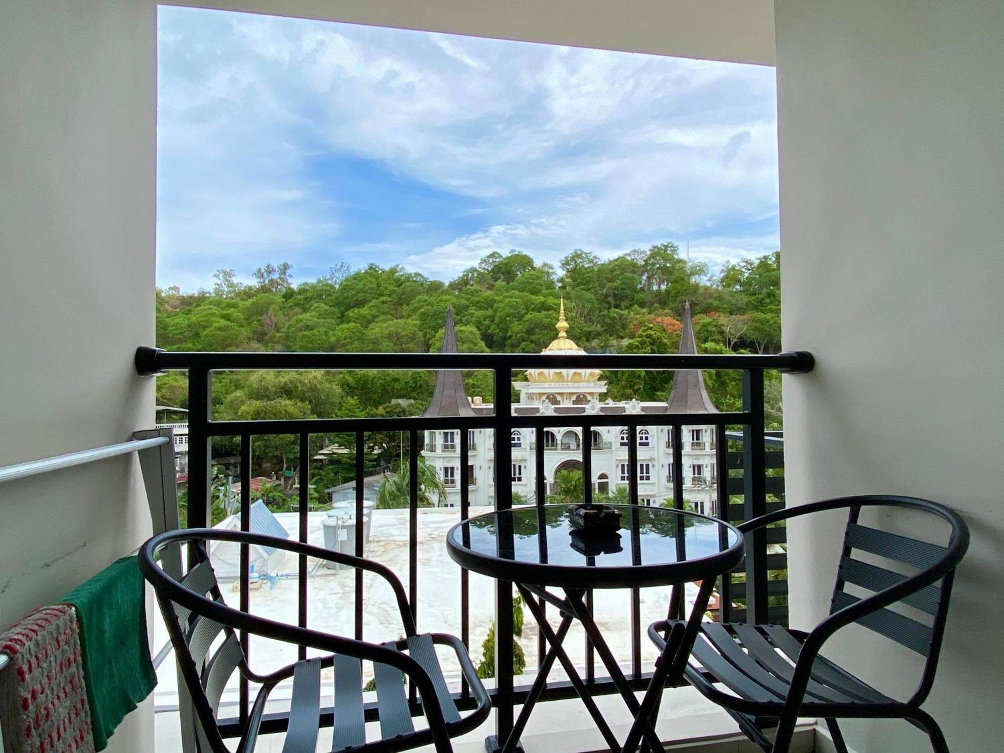 1-bedroom Arcadia Center 824 *