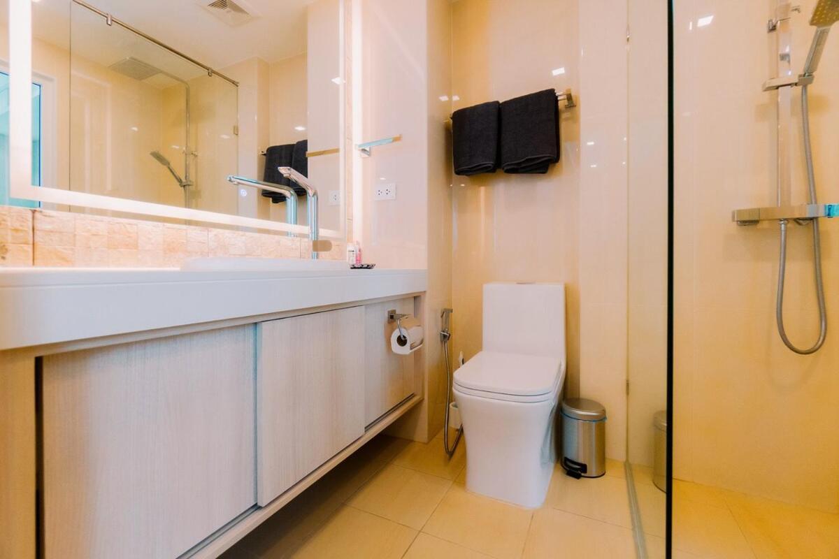 Bright Corner Apartment, Location