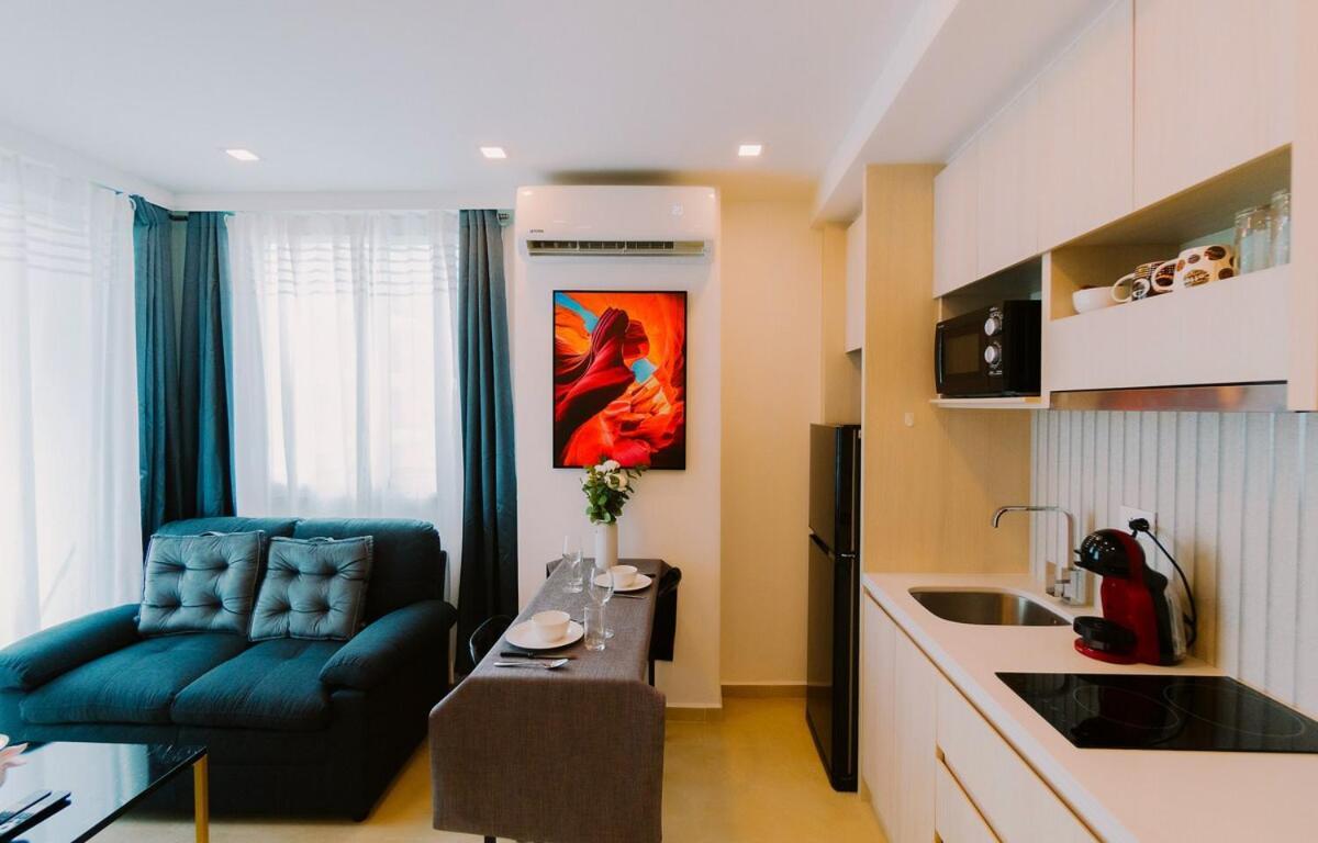 Bright Corner Apartment, Location *