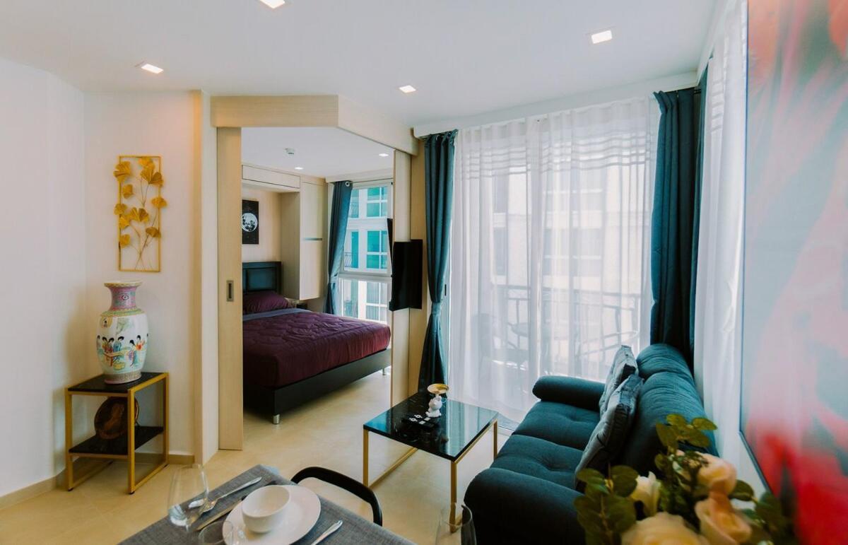 Bright Corner Apartment, Location *