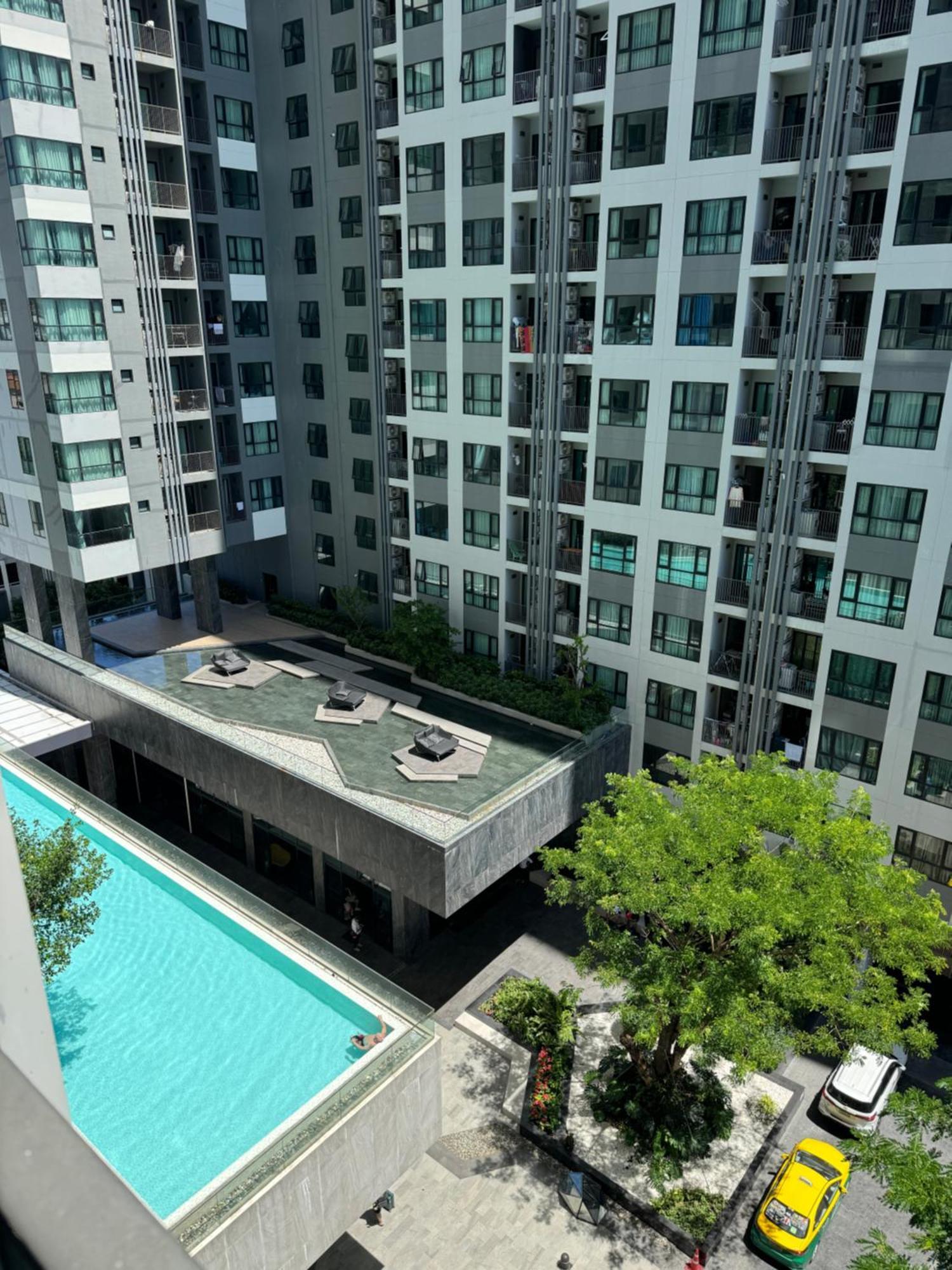 芭提雅市中心the Base 高端公寓酒店 *