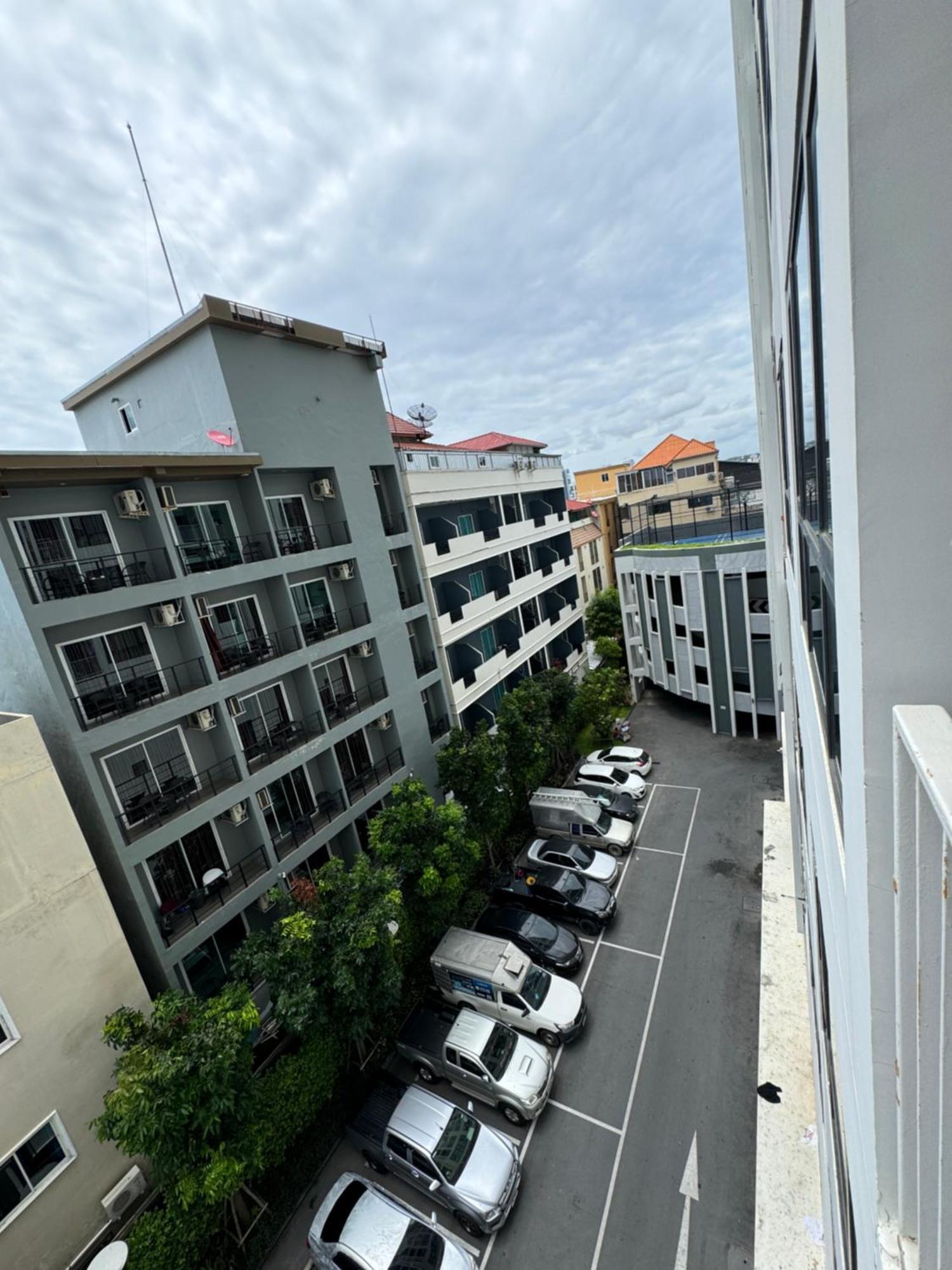 芭提雅市中心the Base 高端公寓酒店