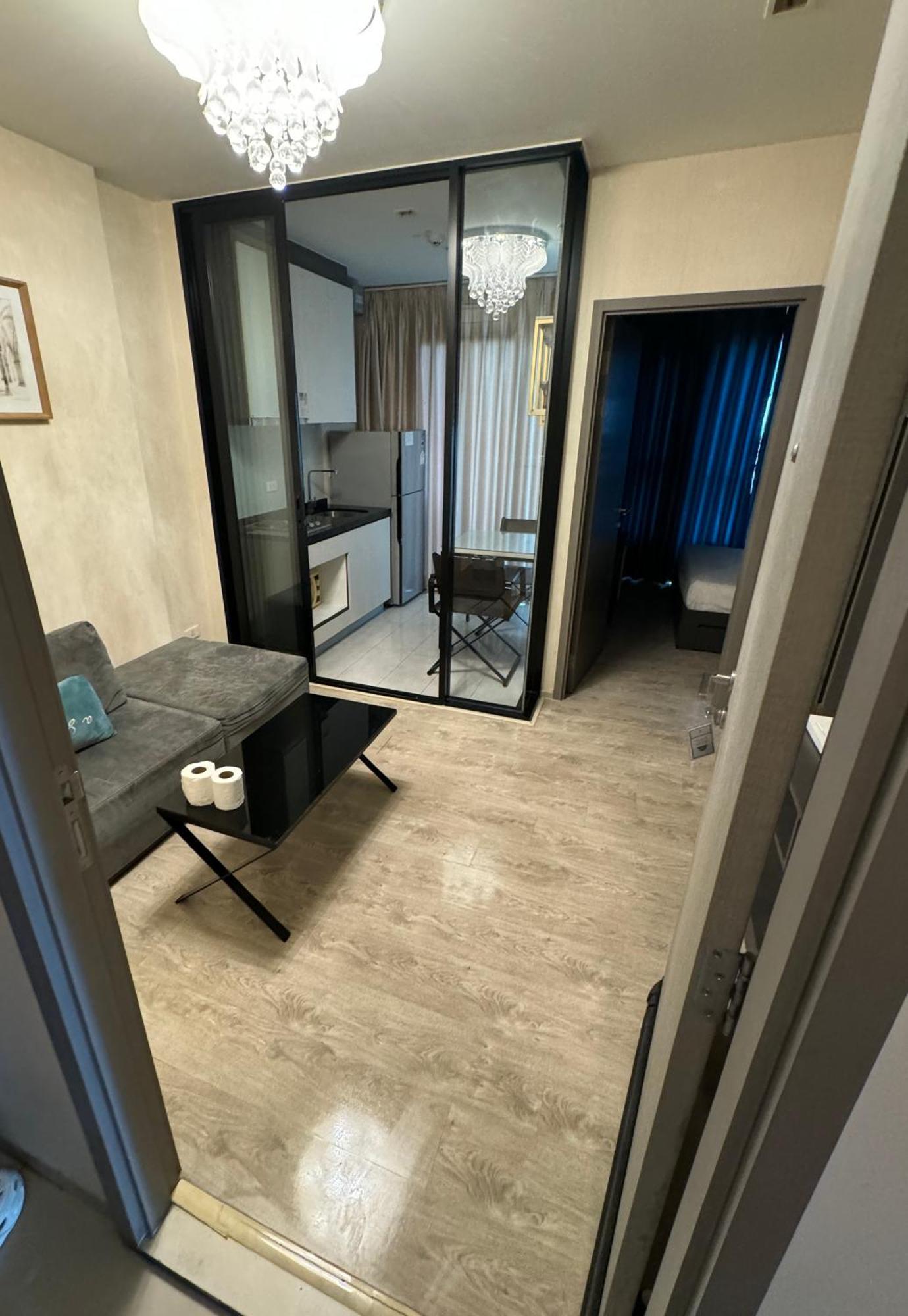 芭提雅市中心the Base 高端公寓酒店 *