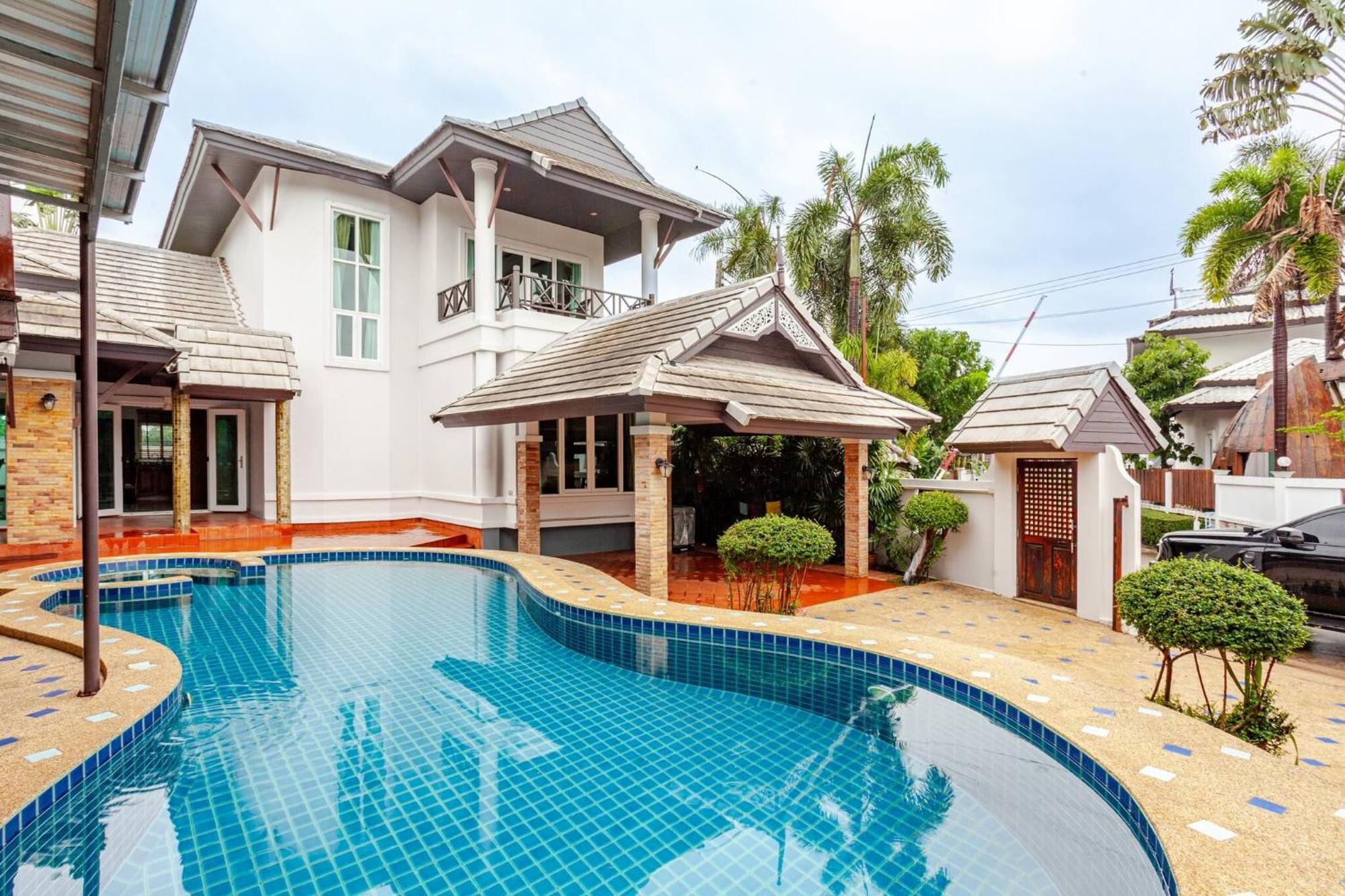 Luxury Iconic Royal Boat Pool North * Pattaya
