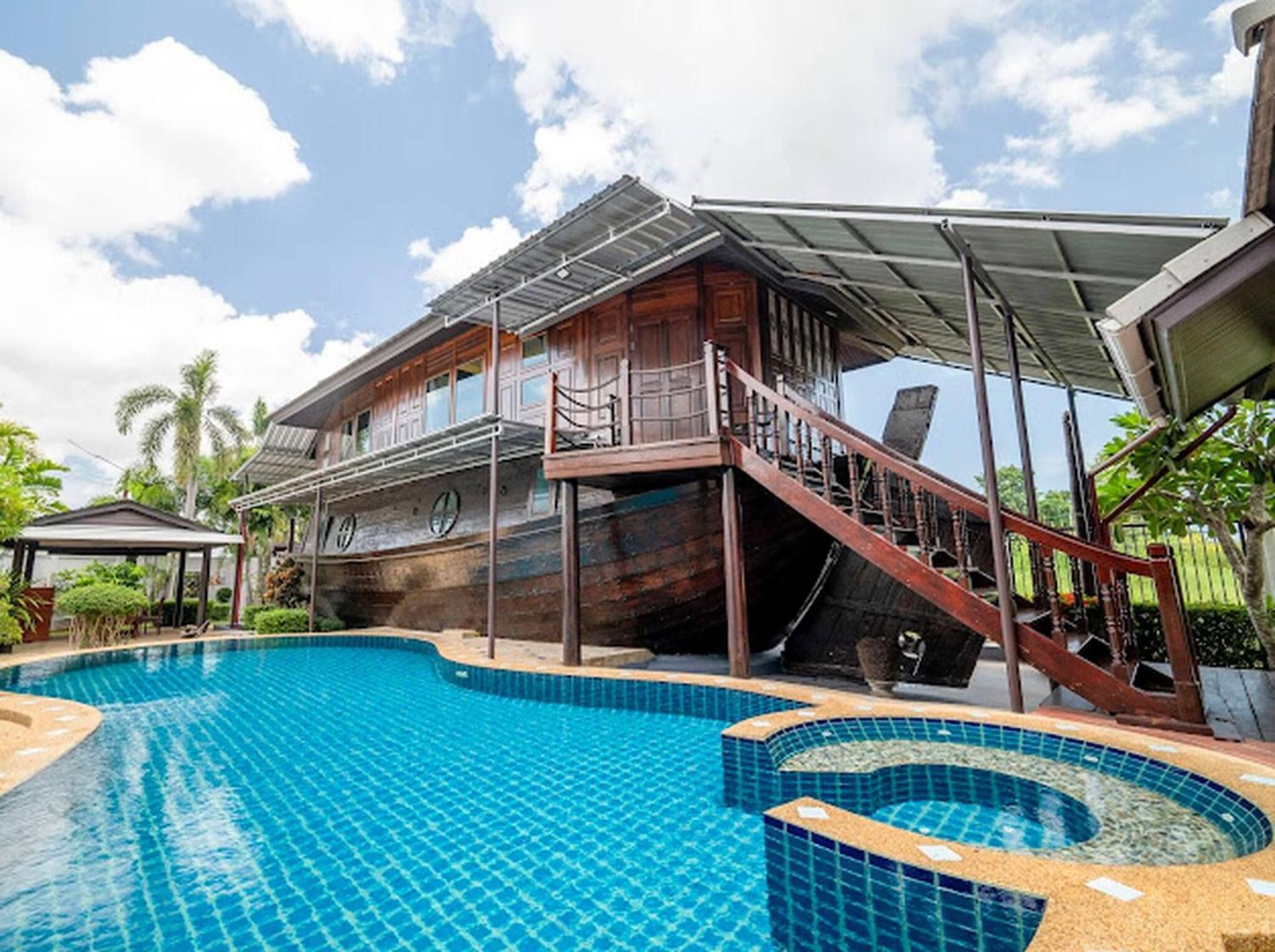 Luxury Iconic Royal Boat Pool North * Pattaya