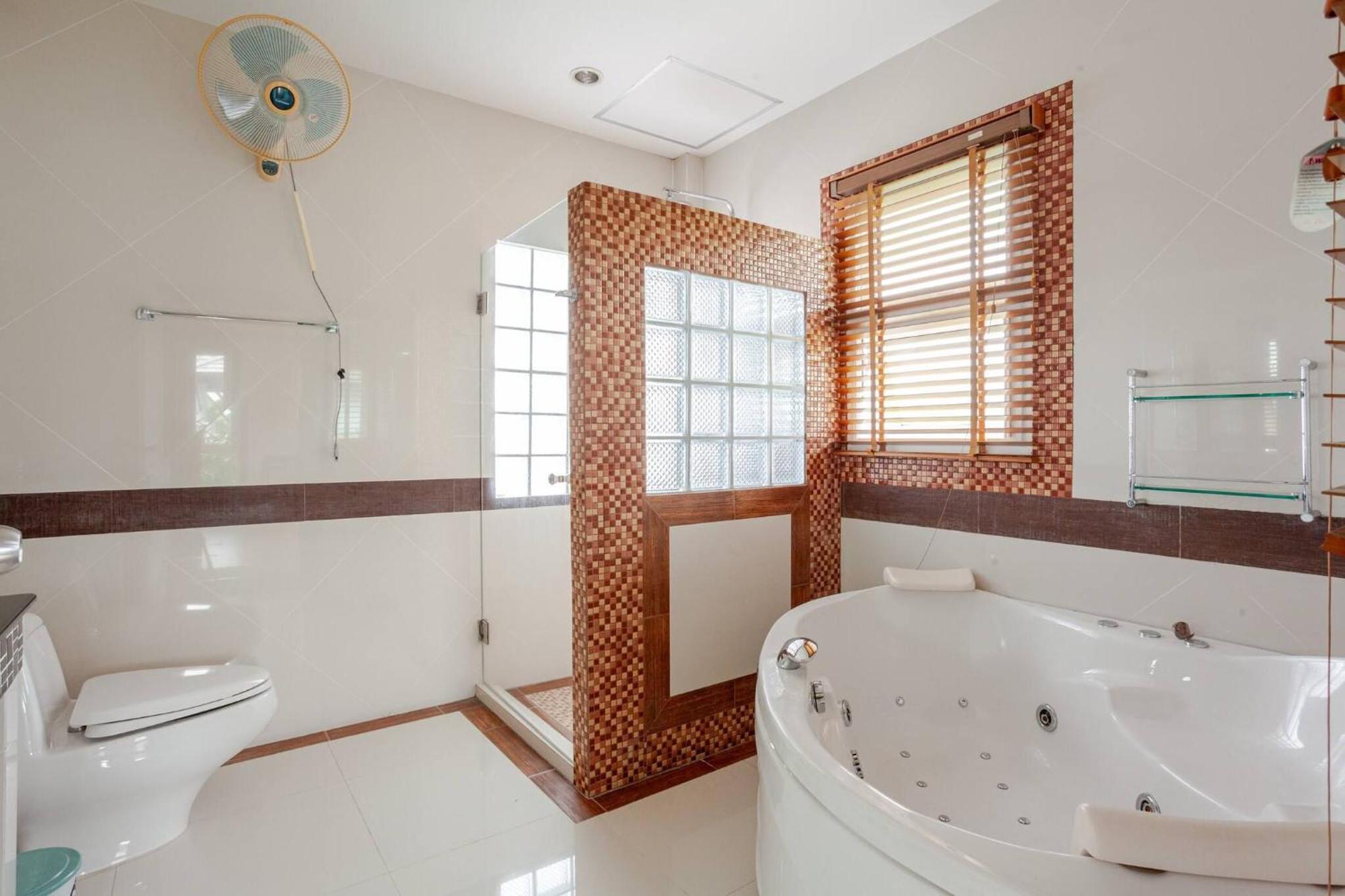 Luxury Iconic Royal Boat Pool North