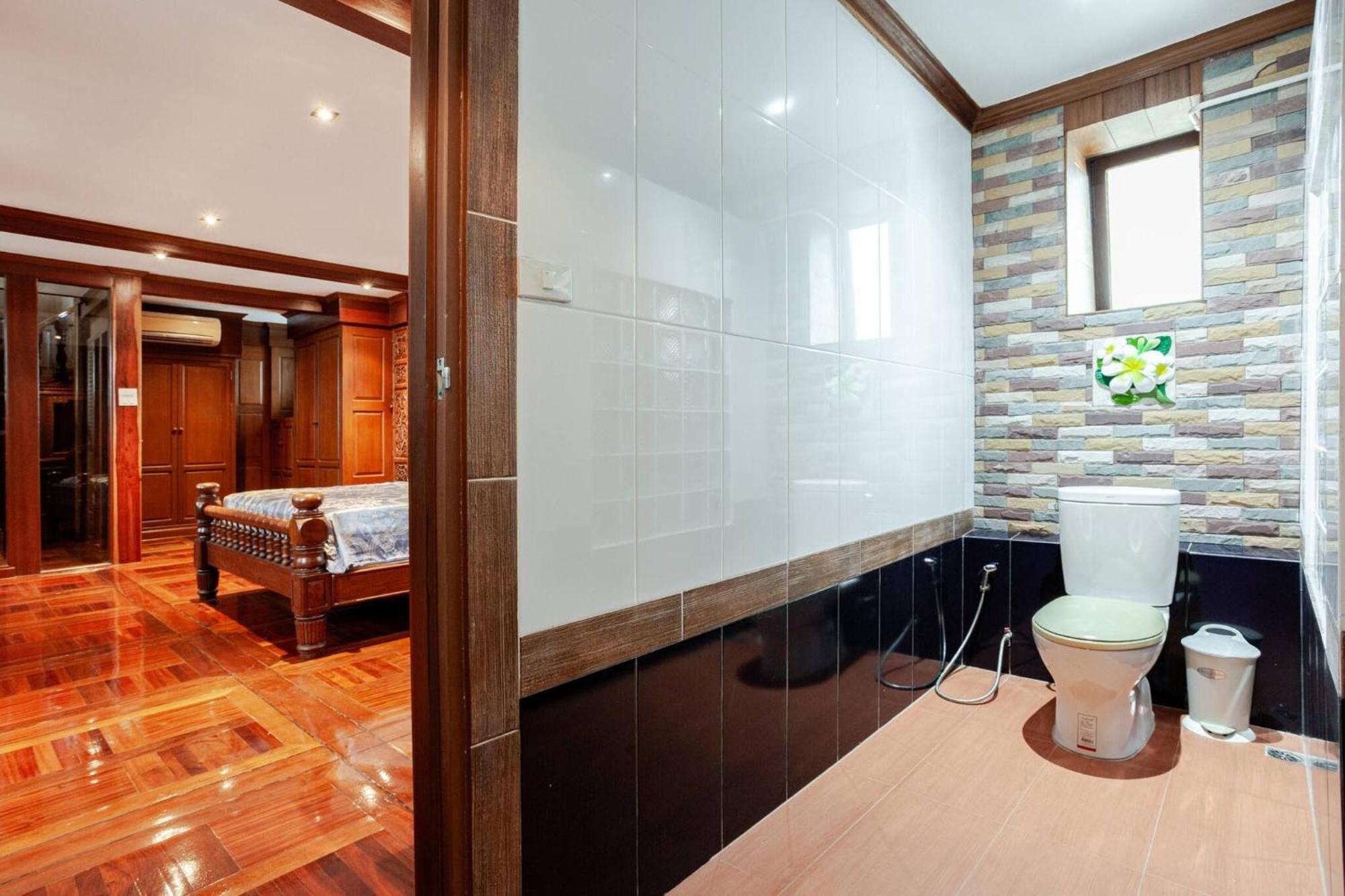 Luxury Iconic Royal Boat Pool North