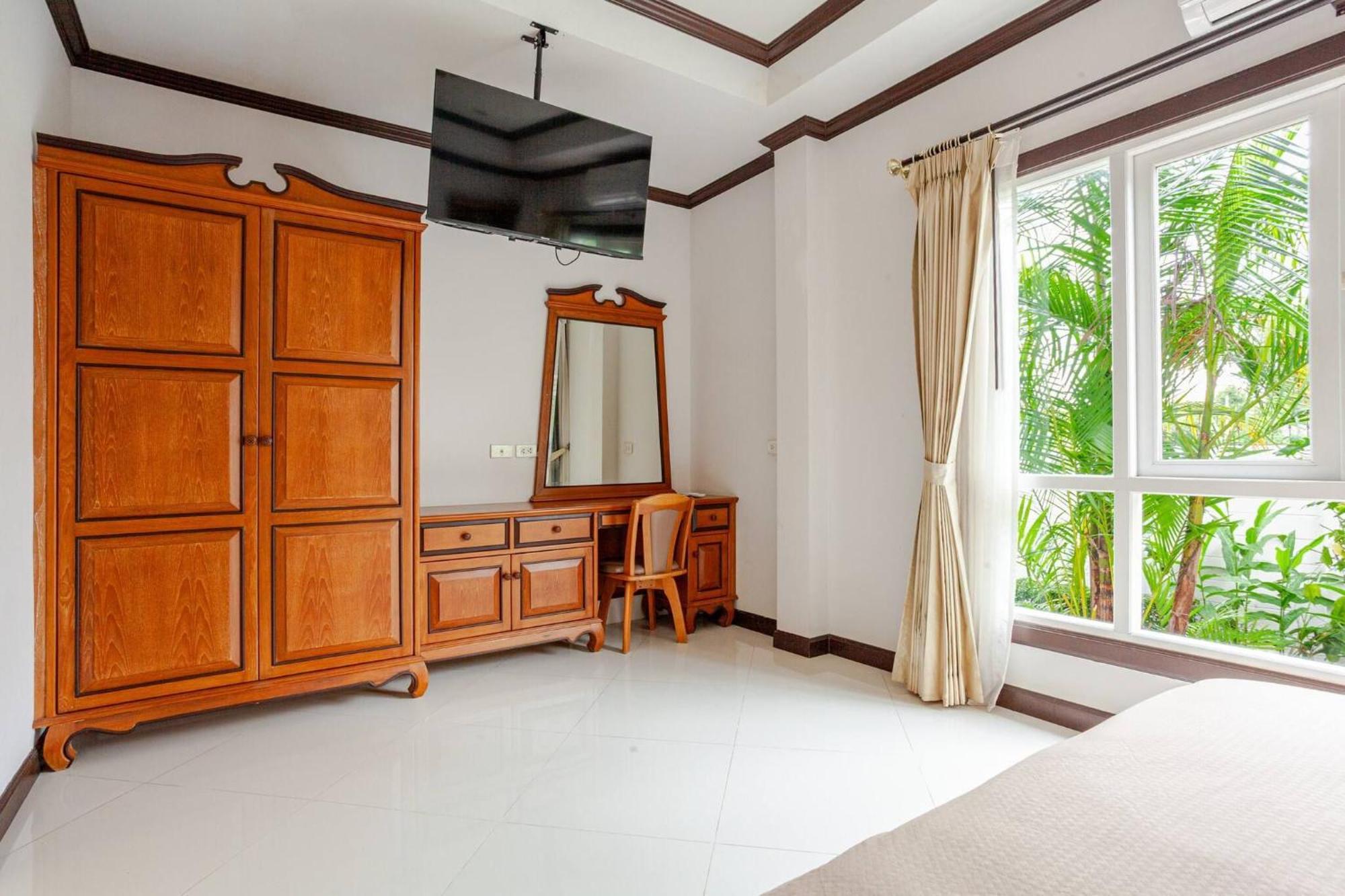 Luxury Iconic Royal Boat Pool North Pattaya