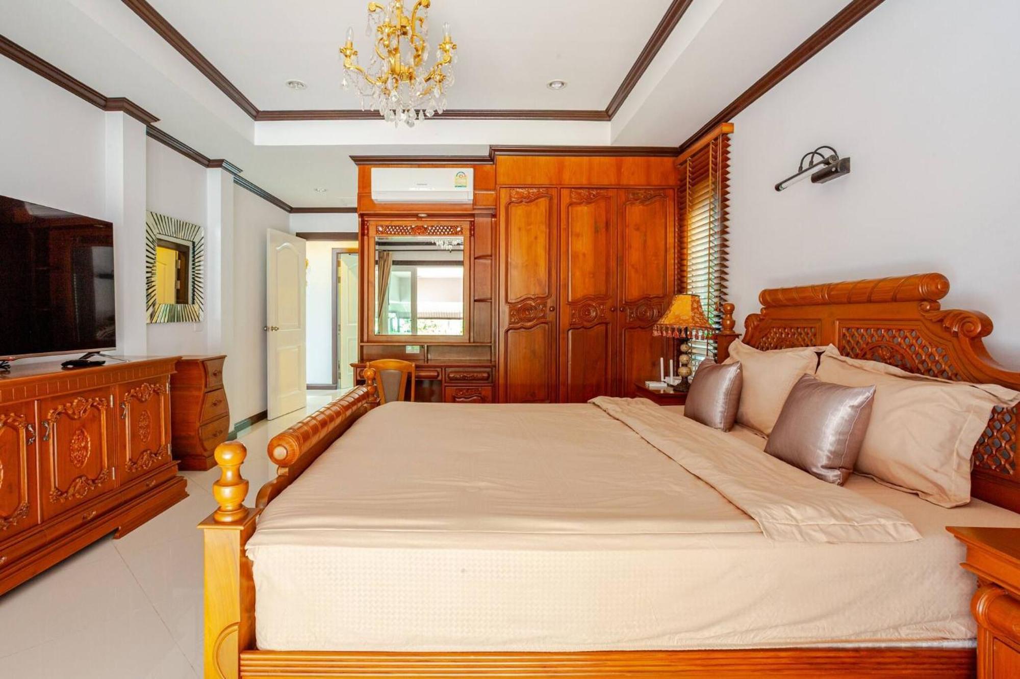 Luxury Iconic Royal Boat Pool North Pattaya