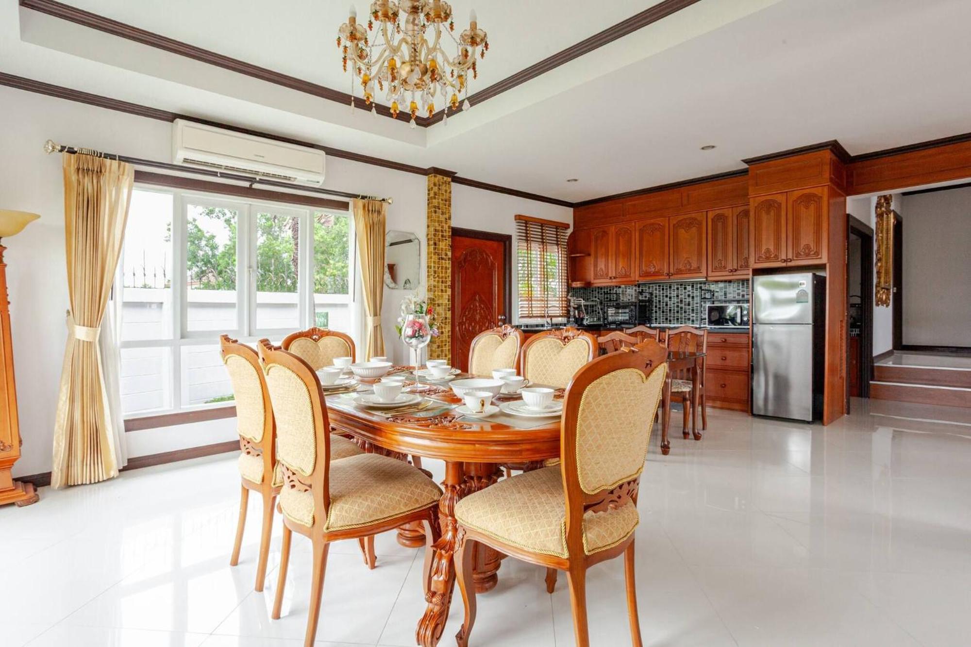 Luxury Iconic Royal Boat Pool North Pattaya