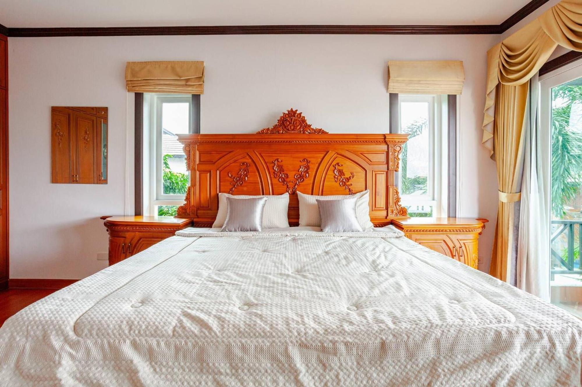 Luxury Iconic Royal Boat Pool North Villa