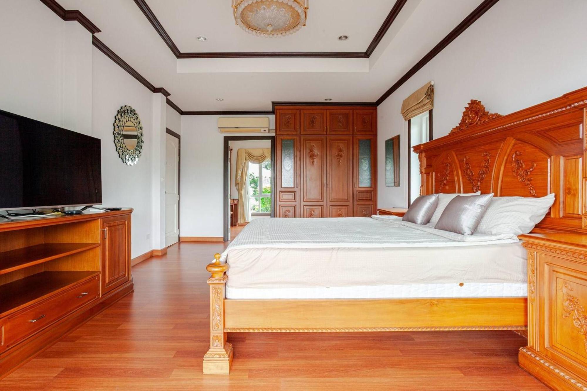 Luxury Iconic Royal Boat Pool North Villa