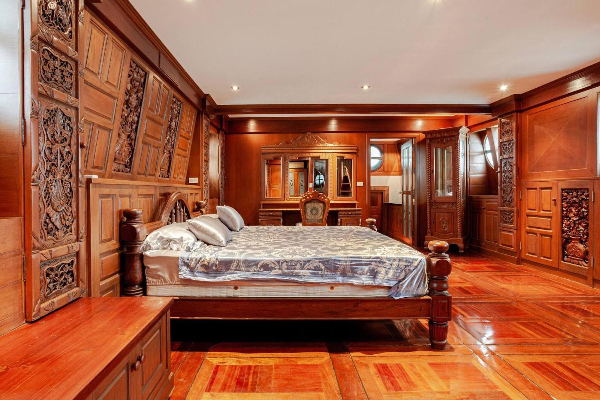 Luxury Iconic Royal Boat Pool North Villa