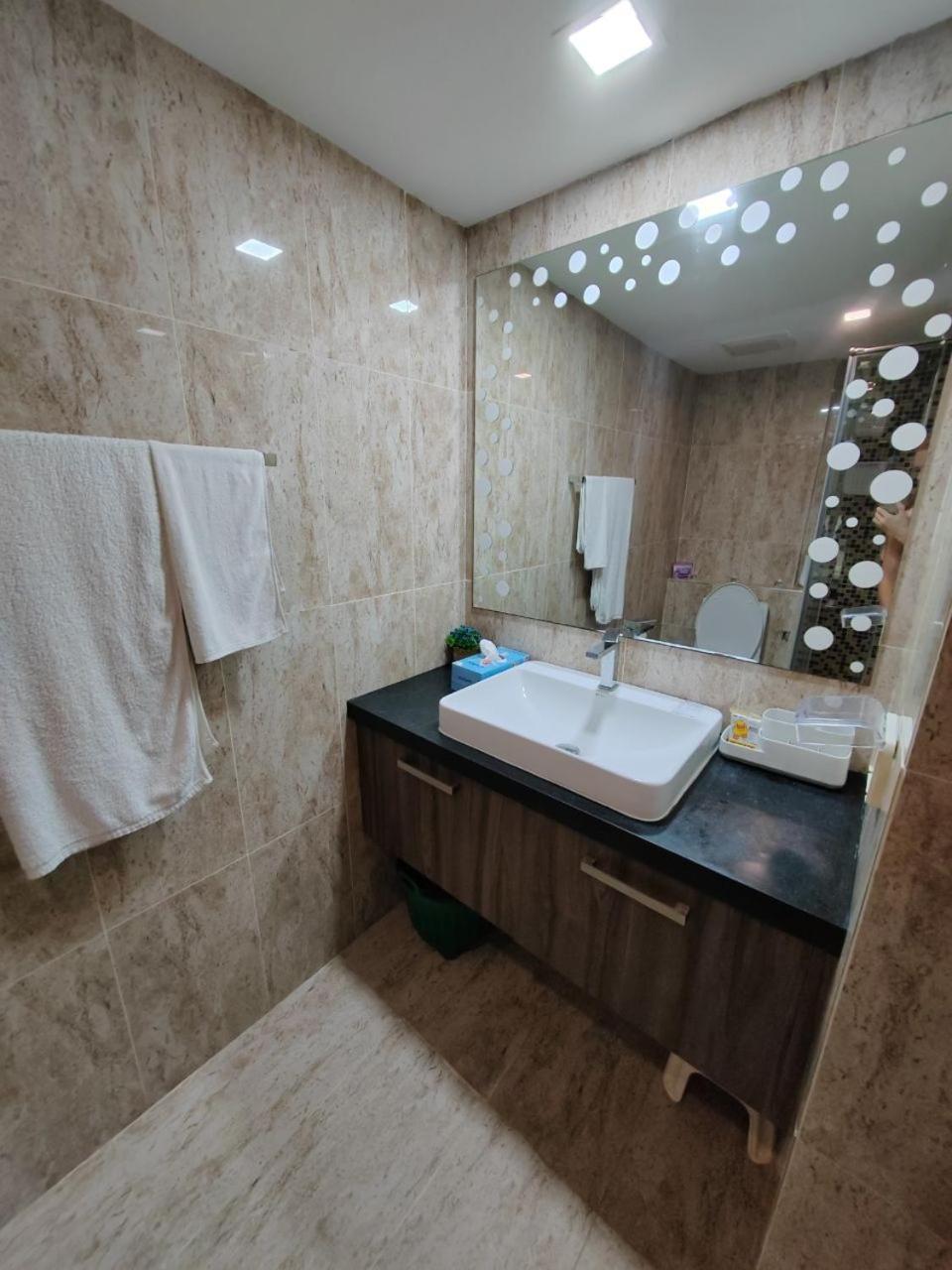 Apartment 1 Bedroom Grand Avenue