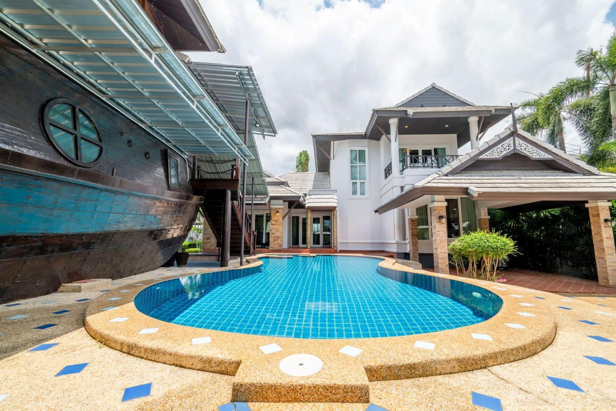Luxury Iconic Royal Boat Pool North
