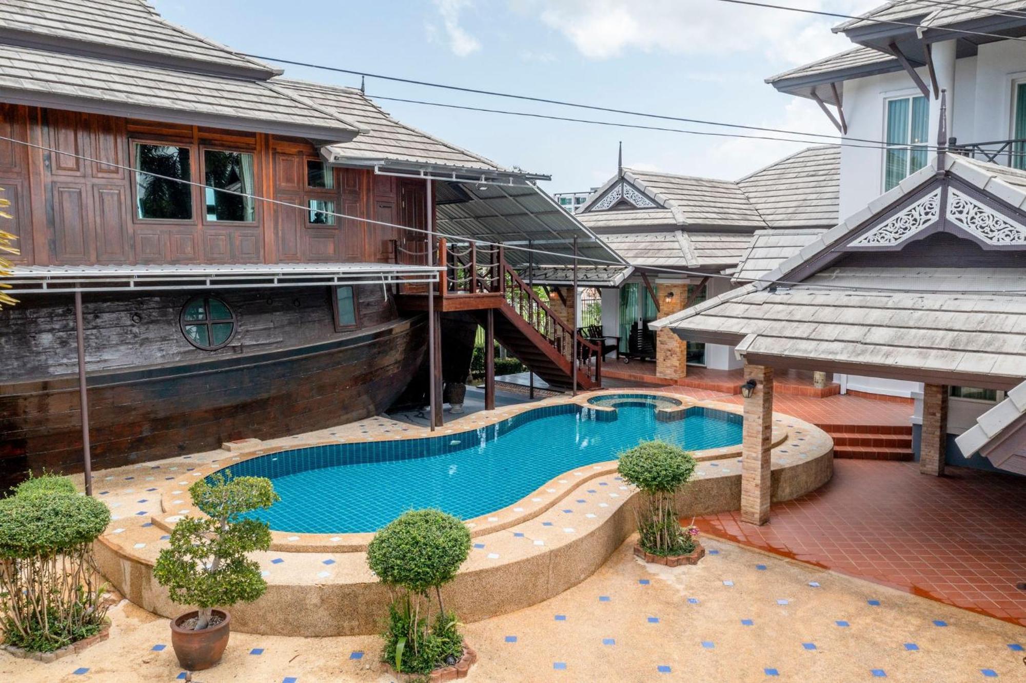 Luxury Iconic Royal Boat Pool North Villa