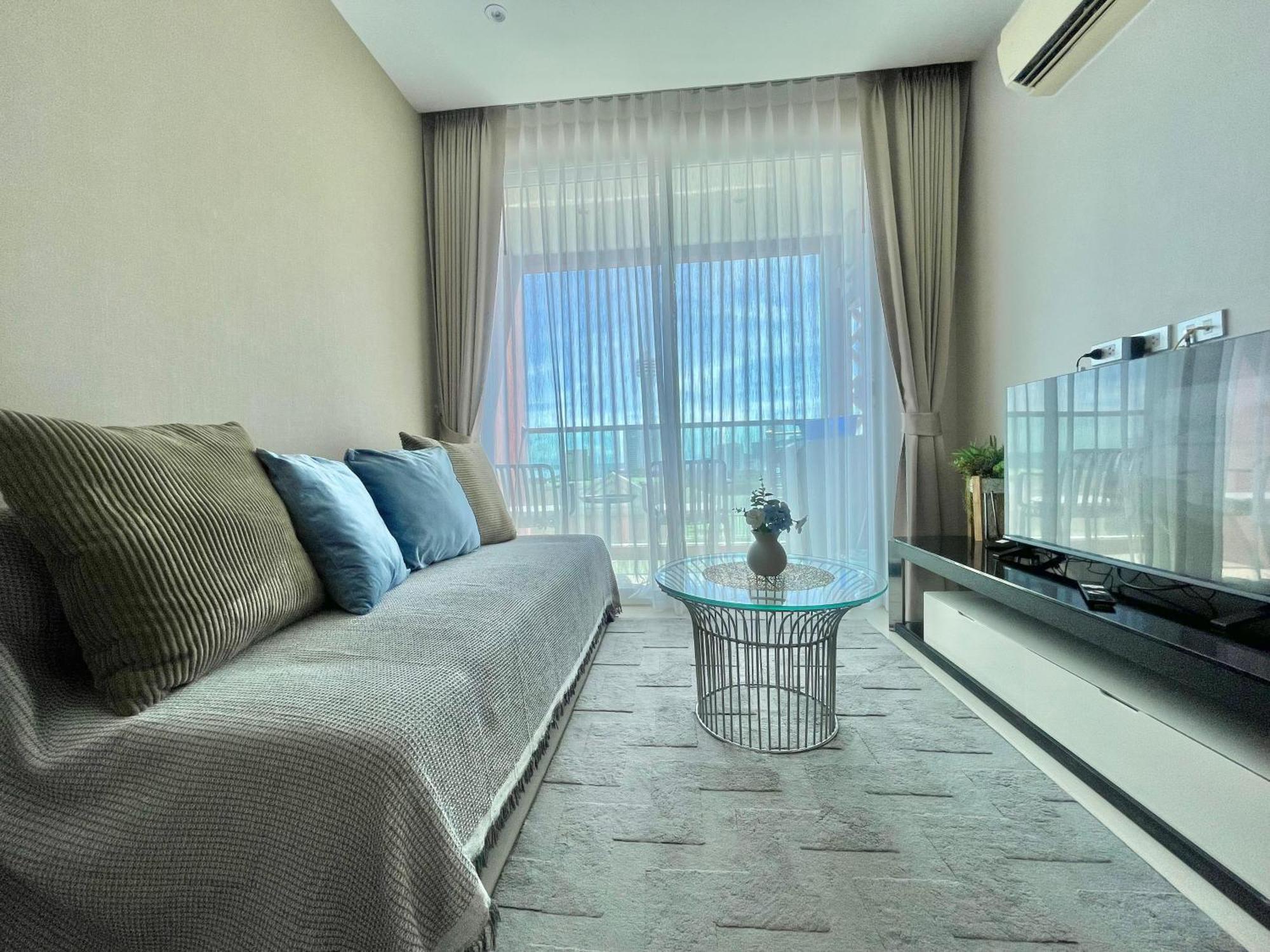 Apartment With Sea View *
