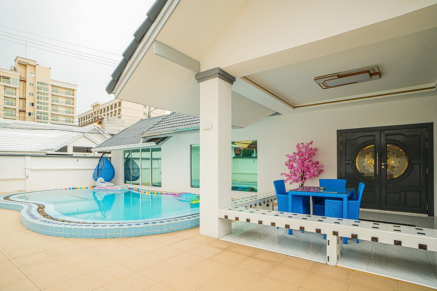 Villa Daisy Pool *