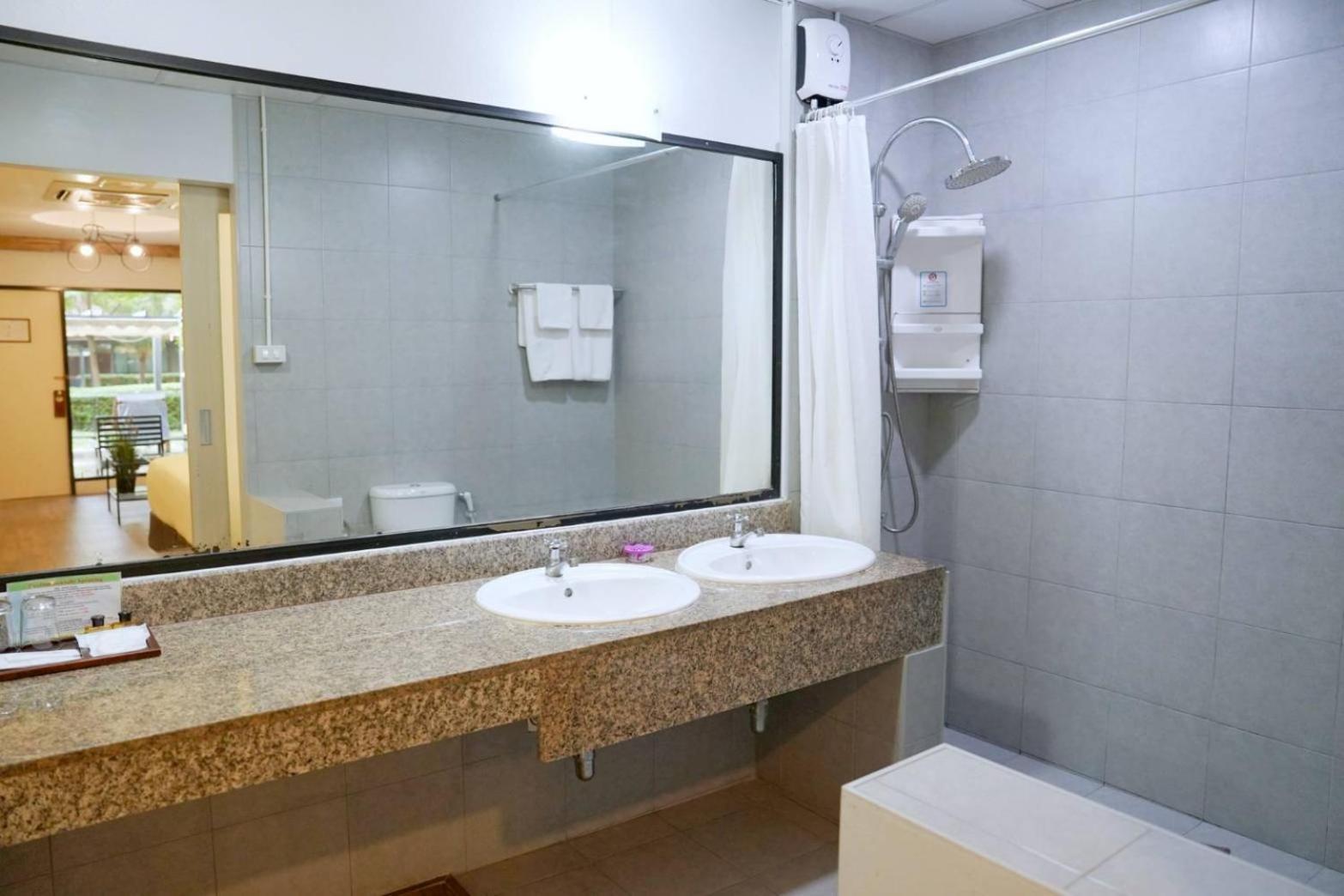 Hotel Basaya & 3*