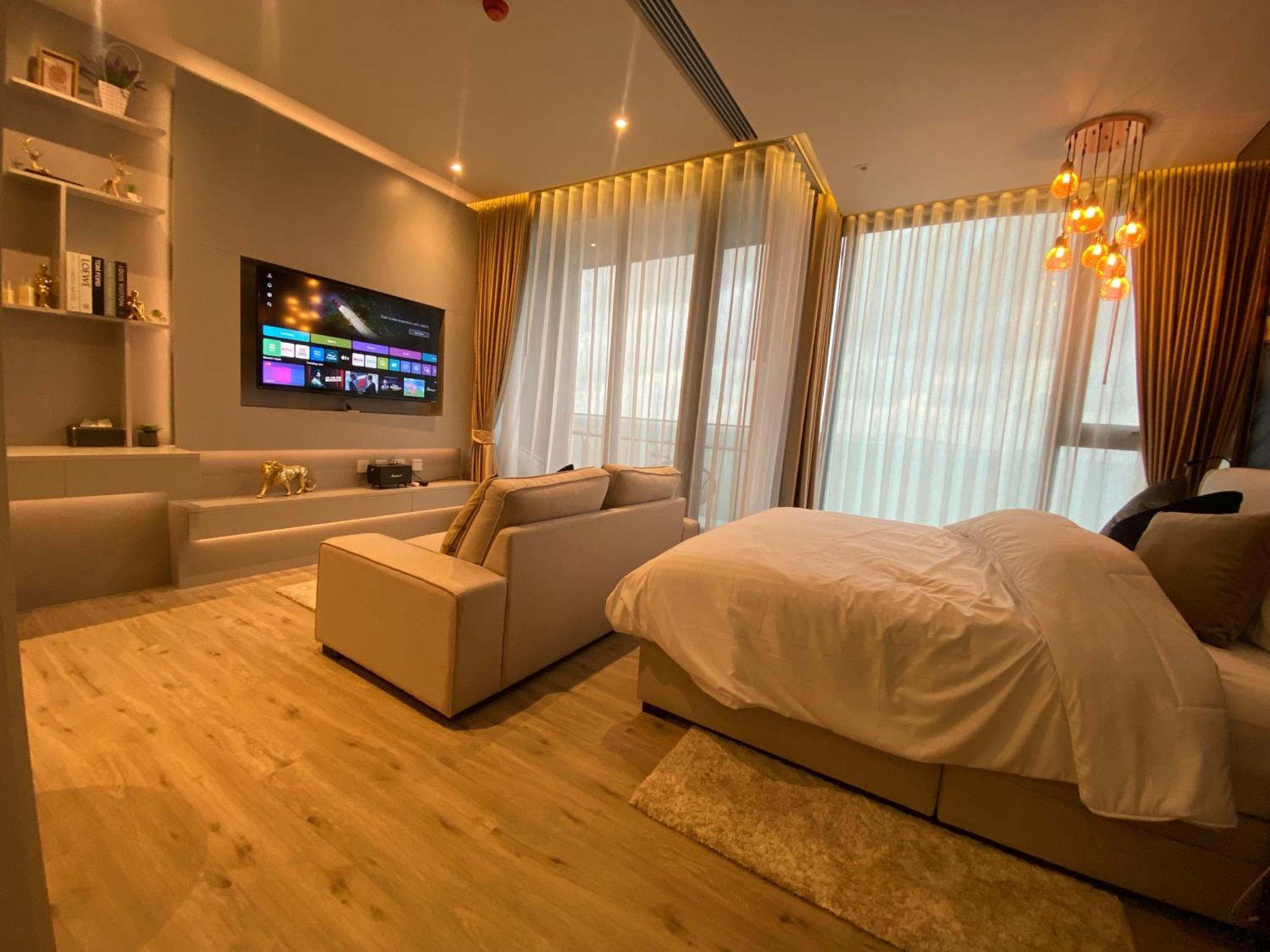 Arom Wongamat * Pattaya