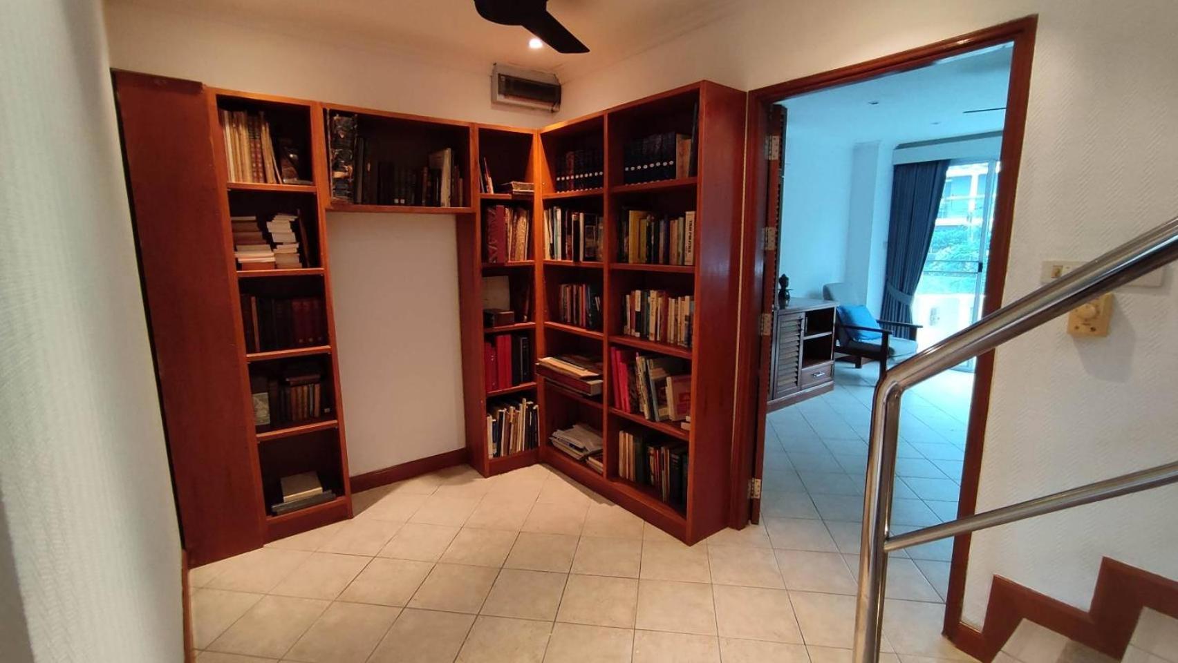3 Bedrooms In Prathumnak Jomtien Pattaya